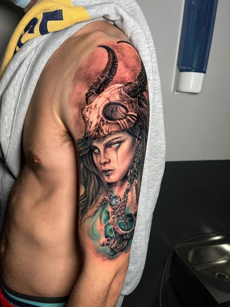 Tatuaje guerrera estilo realismo en el brazo