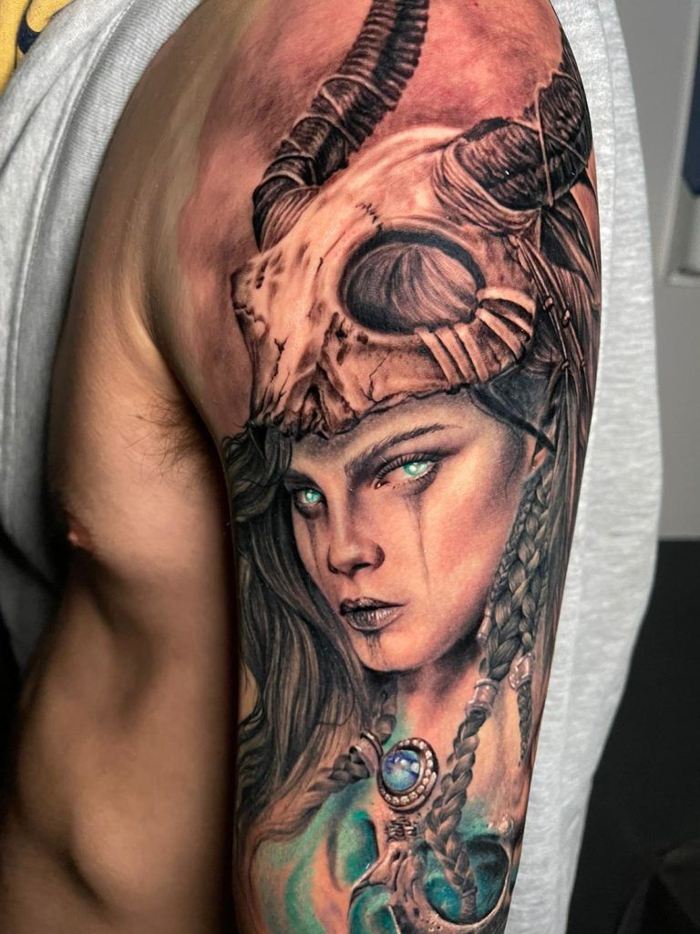 Tatuaje guerrera estilo realismo en el brazo