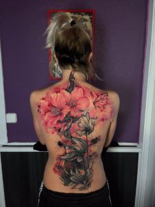 Tatuaje rosas en la espalda completa estilo realismo a color