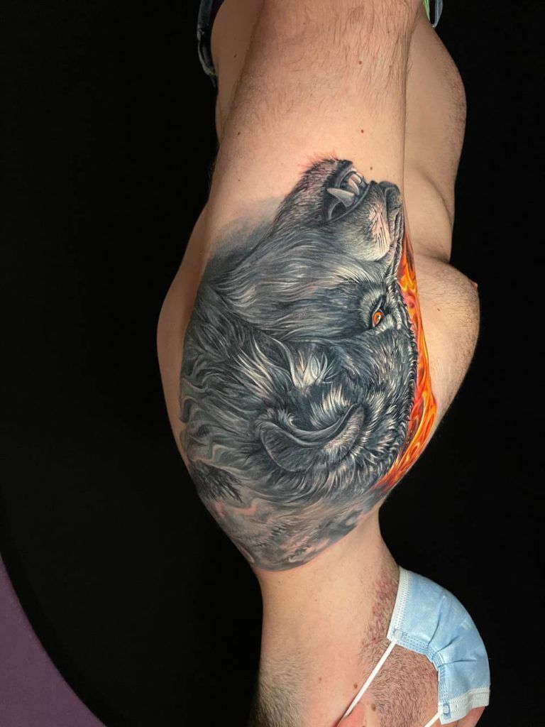 Tatuaje coverup lobo en el hombro estilo realismo