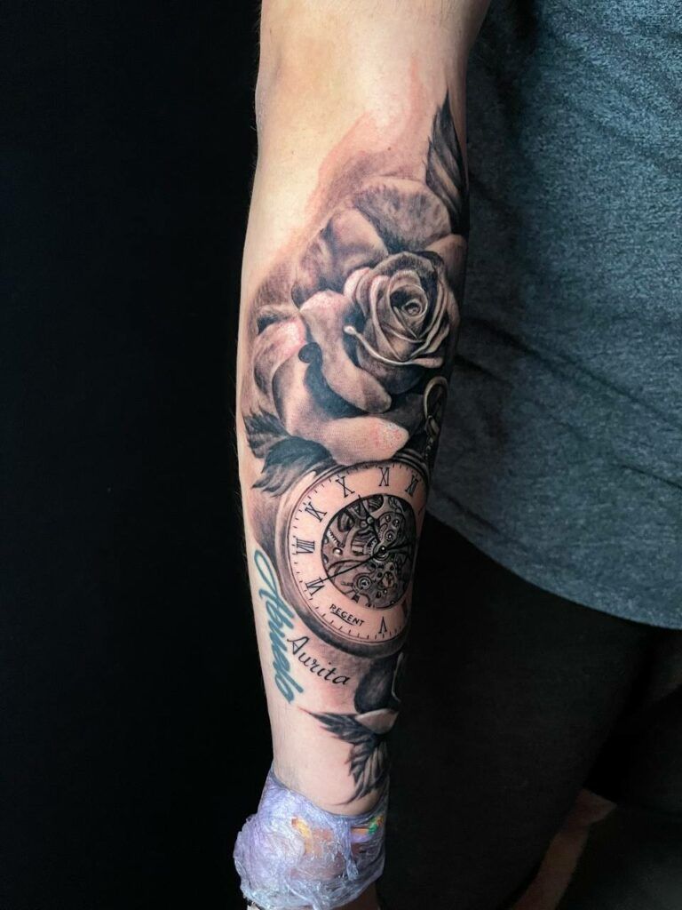 tatuaje de un reloj rodeado de rosas estilo realista