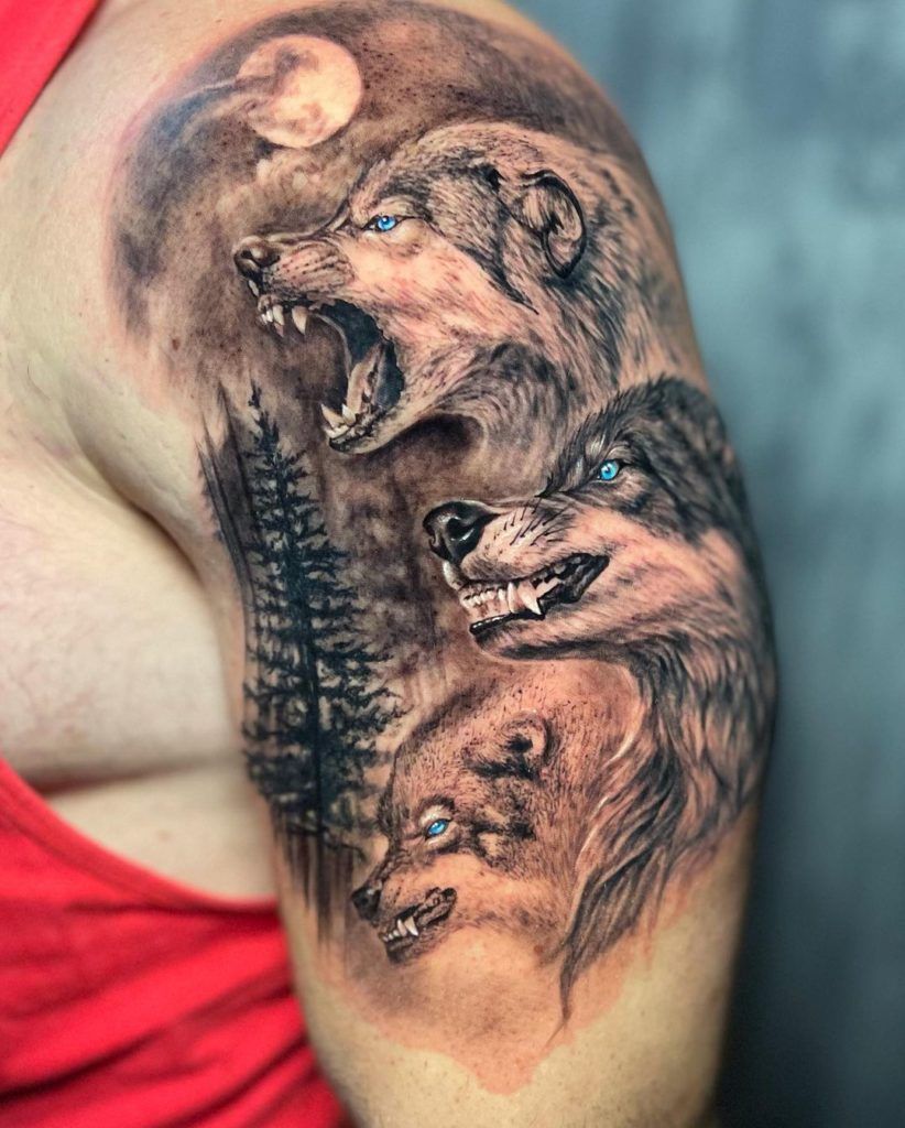 Tatuaje manada de lobo en el brazo estilo realismo