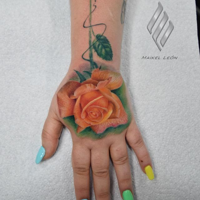 Tatuaje rosa en la mano estilo realismo