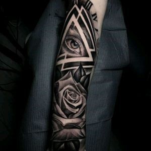 Tatuaje un ojo con rosas en el brazo estilo realismo