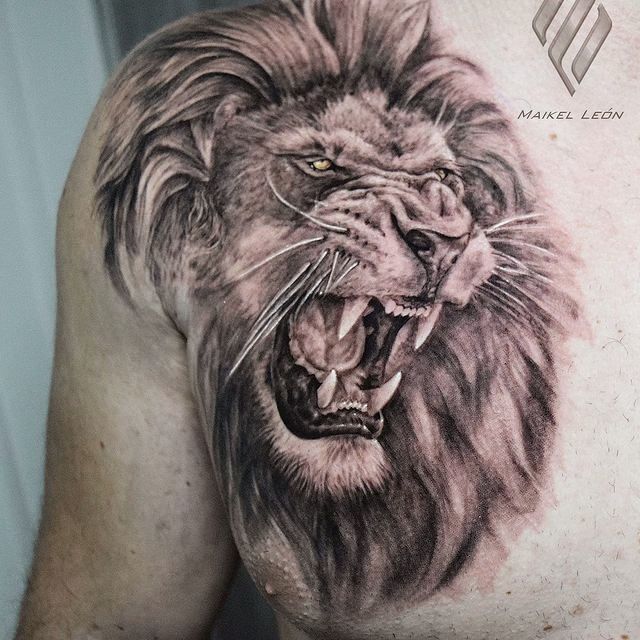 Tatuaje león en el pecho estilo realismo