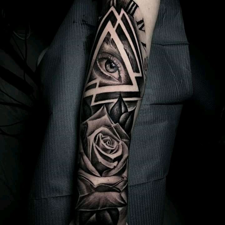 Tatuaje un ojo con rosas en el brazo estilo realismo