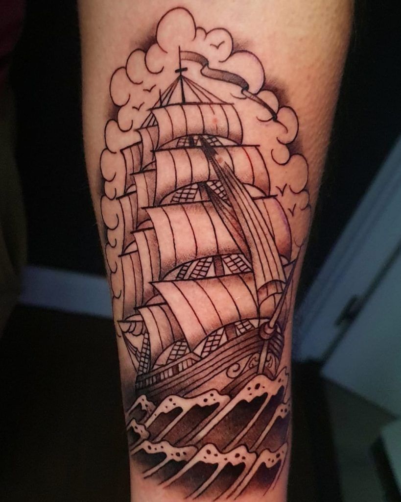 Tatuaje barco en la pierna estilo tradicional.