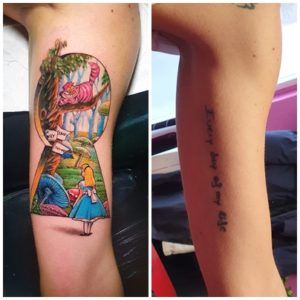 tatuaje de una puerta que da acceso a el país de las maravillas