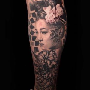 tatuaje mujer japonesa en la pierna