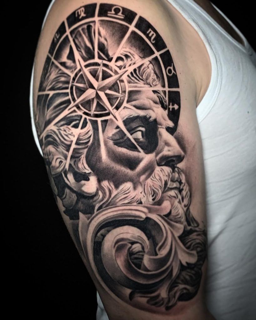 Tatuaje brújula del zodiaco con figura griega en el brazo estilo realismo