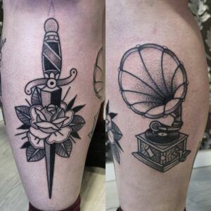 Tatuaje una daga atravesando una rosa y un toca disco antiguo estilo old school