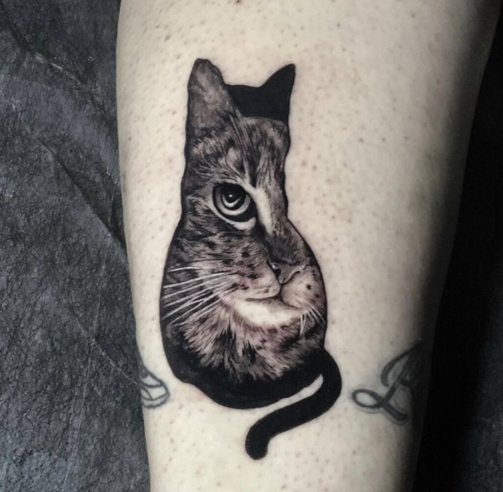 tatuaje realismo gato blackwork