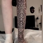 tatuaje blackwork en la pierna