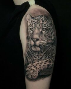Tatuaje de leopardo en el brazo estilo realismo