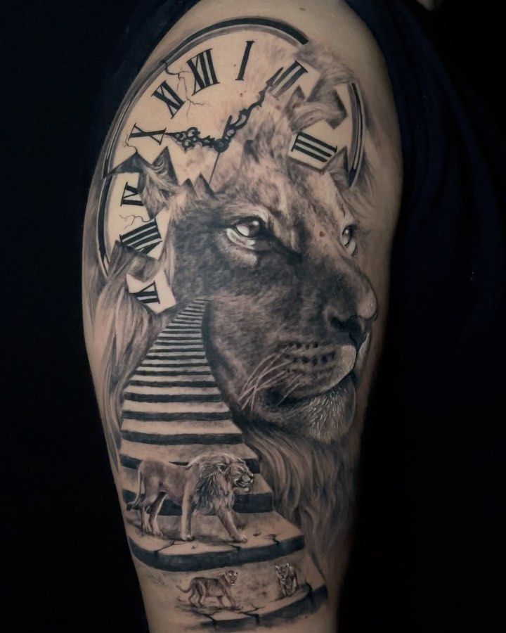 tatuaje de un reloj con un tigre estilo realista
