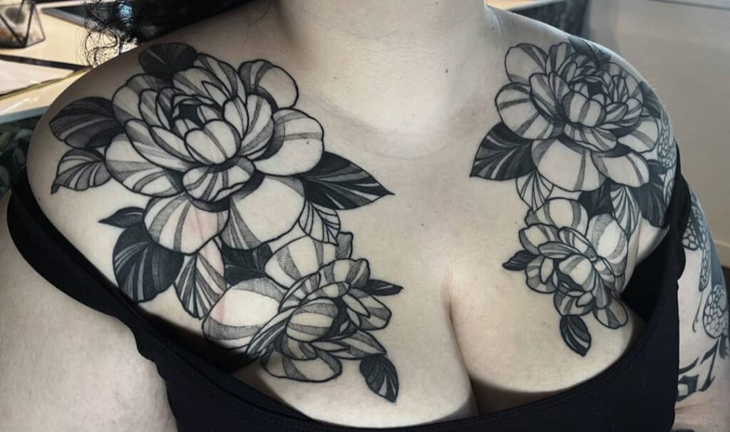 tatuaje blackwork flores en los hombros