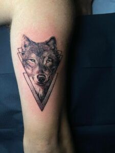 lobo tatuaje realismo