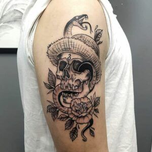 calavera con sombrero rodeada por una serpiente y una flor
