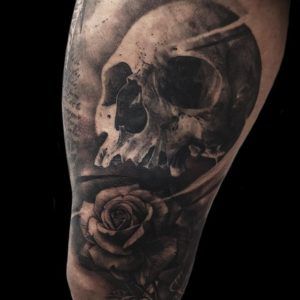 tatuaje de una calavera en la pierna