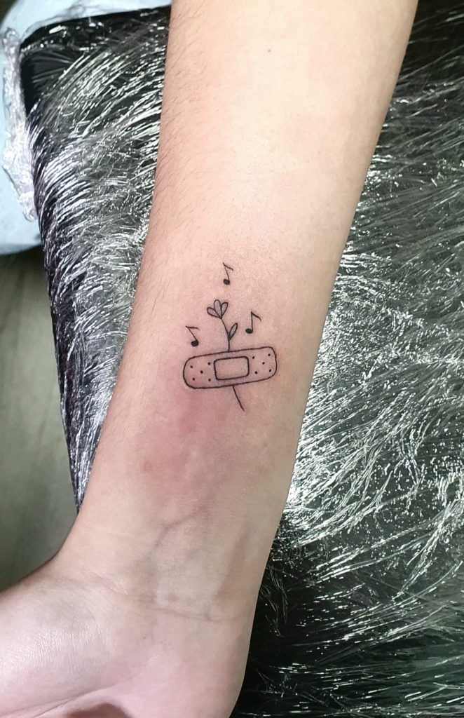 tatuaje minimalista simbolo covit