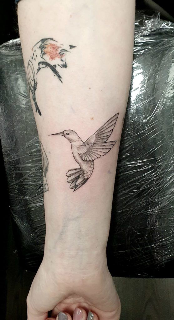 tatuaje colibri minimalista