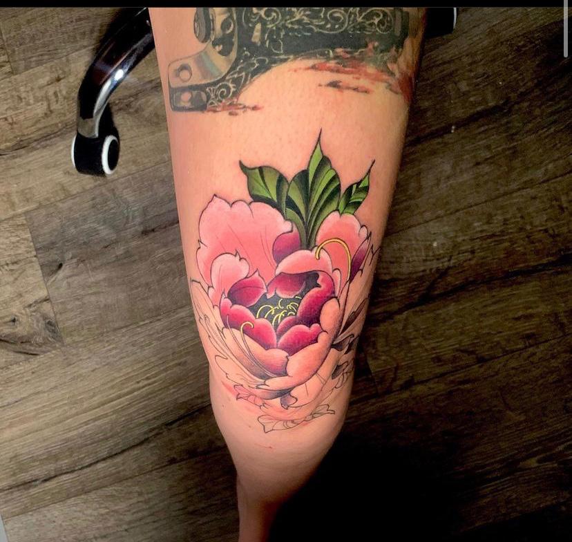 tatuaje de peonia color rosa en la pierna