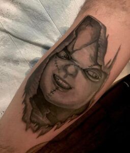 tatuaje de chucky estilo realista