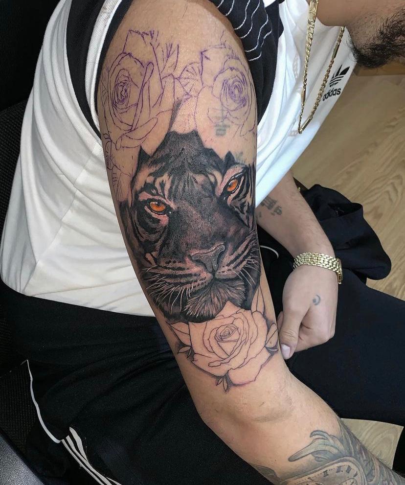 tatuaje de un tigre rodeado de rosa estilo realista