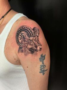 tatuaje de una cabra estilo realista