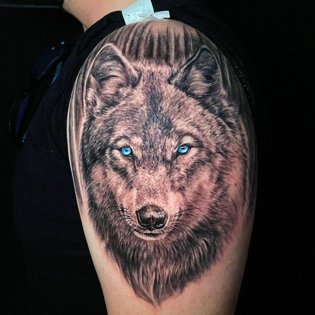 tatuaje lobo en el brazo estilo realista