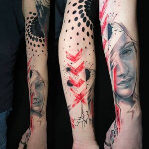 Tatuaje estilo trash polka en el antebrazo