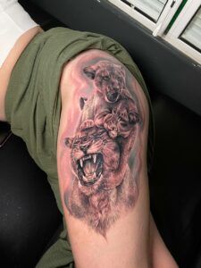 tatuaje de una familia de leones de estilo realista