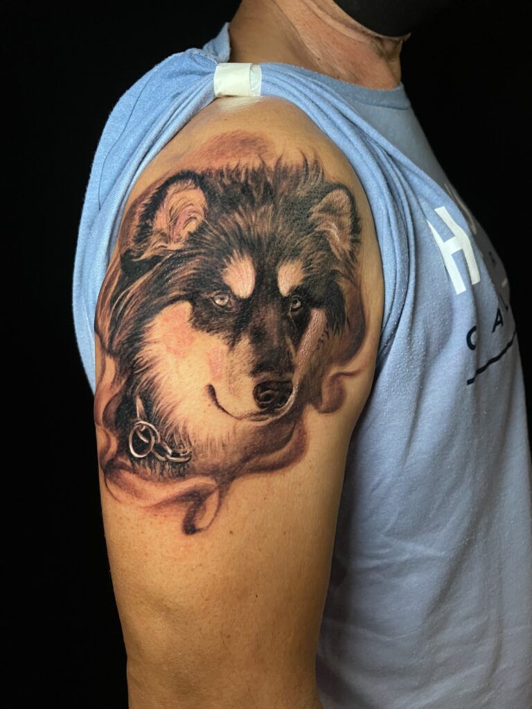 tatuaje de un perro en el brazo estilo realista