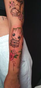 tatuaje de groot sosteniendo una cinta casete estilo neotradicional