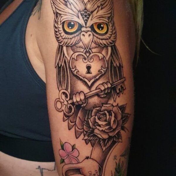 tatuaje neotradicional tatuaje de un búho sosteniendo una llave y a un bebe elefante estilo neotradicional