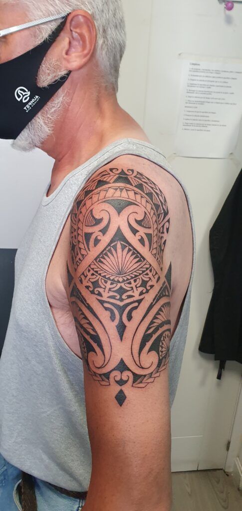 tatuajes estilo isleño en el brazo