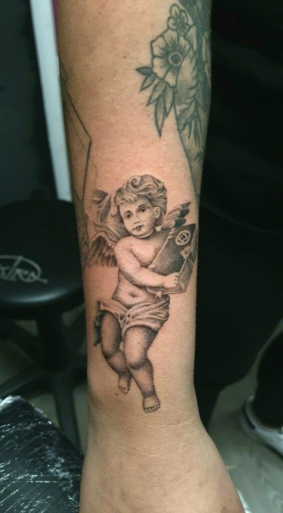 tatuaje de un ángel en la muñeca estilo realista
