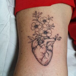 fineline tattoo de un corazón