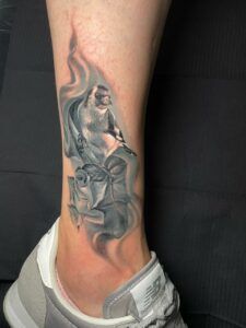 tatuaje reformado de un gorrión con una rosa