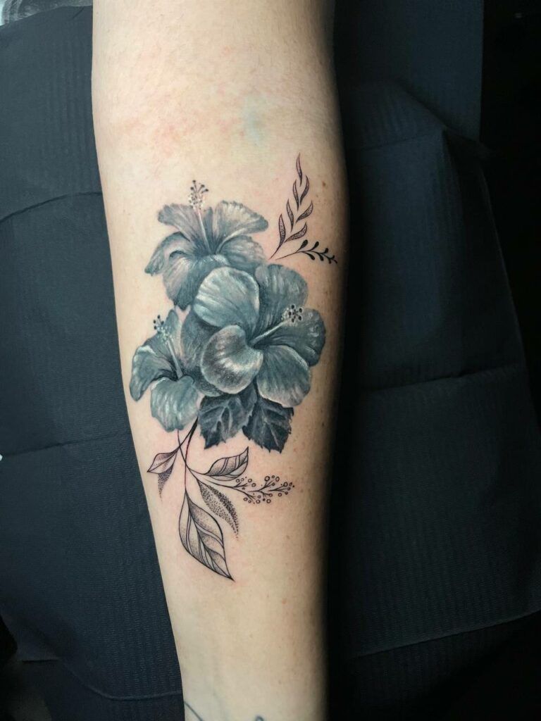 tatuaje tapado con una de flor de maga estilo realista