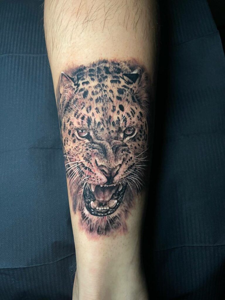 tatuaje tigre en el antebrazo estilo realista