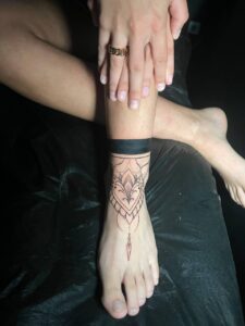 tatuaje fineline en el pie