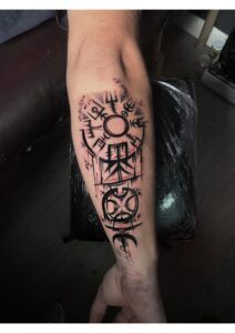 trash polka tattoo en antebrazo