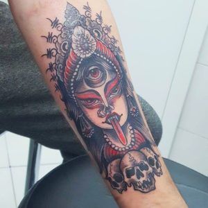Tatuaje diosa en el antebrazo estilo neotradicional
