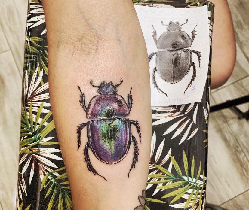 tatuaje de un escarabajo estilo realista