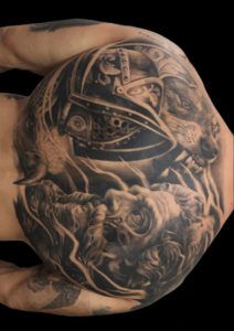 Tatuaje retrato de hombre, pájaro con casco y lobo con casco en la espalda
