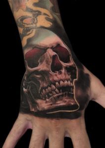 Calavera en la mano estilo realismo