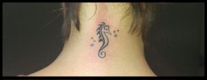 tatuaje pequeño de cuello