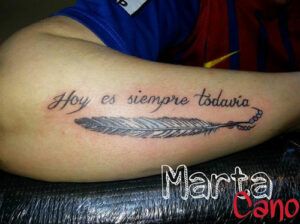 tatuaje lettering con una pluma en el antebrazo de letras