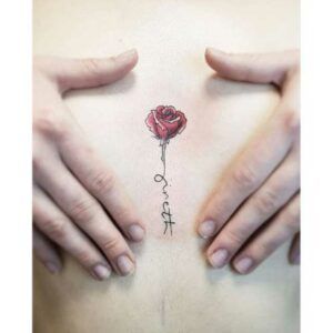 tatuaje en el pecho mujer minimalista